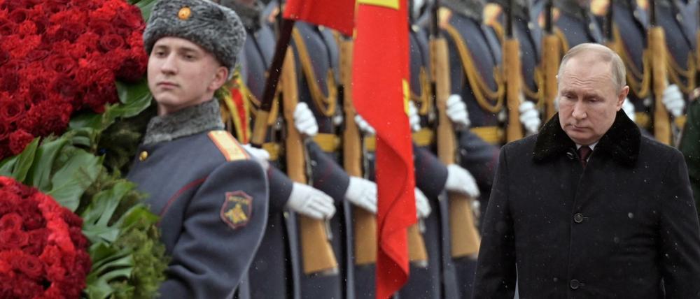 Präsident Wladimir Putin legt am Grabmal des unbekannten Soldaten in Moskau einen Kranz nieder. 