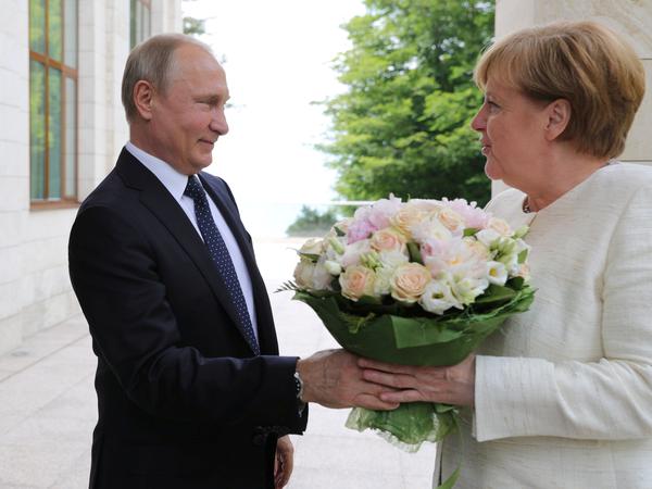 Sie soll ihre Russlandpolitik erklären: Kanzlerin Angela Merkel, hier im Mai 2018 mit Russlands Präsident Wladimir Putin.