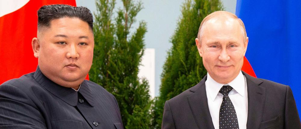 Premiere in Wladiwostok: Nordkoreas Machthaber Kim Jong Un (links) besucht Russlands Präsident Wladimir Putin.