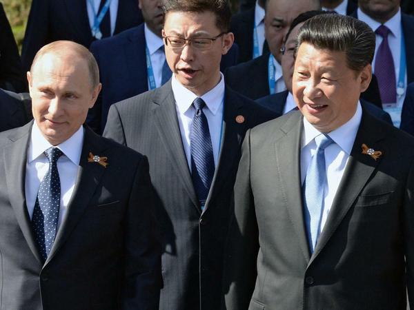 Die Eröffnungsfeier wird zum Stelldichein der Diktatoren, hier Chinas Präsident Xi mit Wladimir Putin. Die meisten Demokratien boykottieren die Feier diplomatisch. 