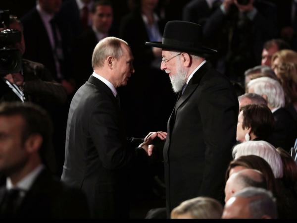 Russlands Präsident Putin, hier im Händedruck mit Israel Meir Lau, kam über eine Stunde zu spät.