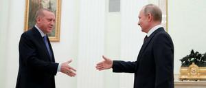 Der türkische Präsident Erdogan und sein russischer Amtskollege Putin geben sich in Moskau die Hände.