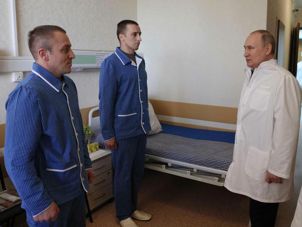 Ende Mai besuchte Putin russische Ukraine-Veteranen in einer Moskauer Klinik.