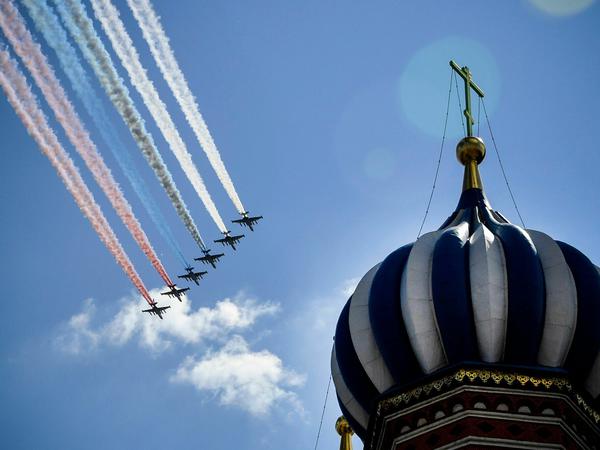 Kampfjets malen Russlands Nationalfarben in den Himmel. 