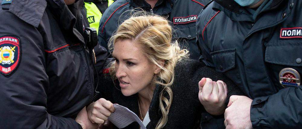 Anastassija Wassiljewa, Vorsitzende der Allianz der Ärzte und Ärztin von Nawalny, wird von Polizisten festgehalten.
