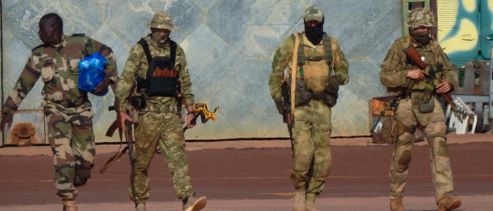 Dieses undatierte Foto, das vom französischen Militär herausgegeben wurde, zeigt drei russische Söldner (r) in Mali.