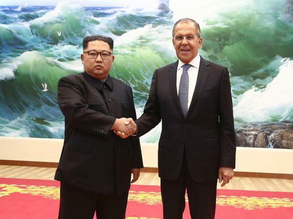 Sergej Lawrow (re.), Außenminister von Russland, schüttelt die Hand von Kim Jong Un d eines Treffens. 