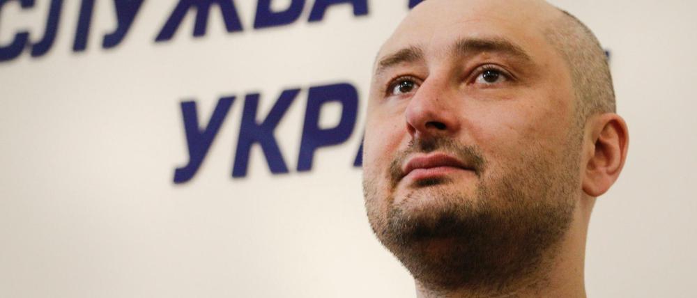 Der angeblich in Kiew ermordete russische Journalist Arkadi Babtschenko lauscht auf einer Pressekonferenz des ukrainischen Geheimdienstes SBU einer Frage. 