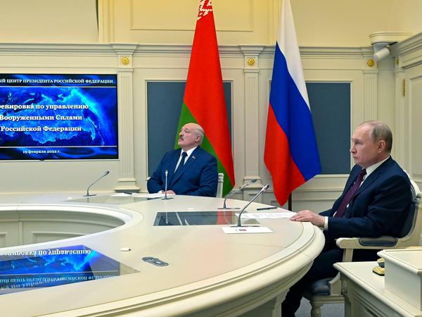 Die Präsidenten von Russland und Belarus, Wladimir Putin (rechts) und Alexander Lukaschenko beaufsichtigen Übungen mit Atomraketen.