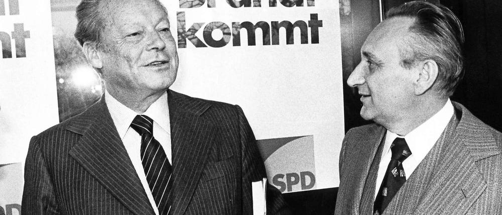 Es braucht eine Erneuerung von Willy Brandts Annäherungspolitik, schreibt die Vorsitzende der Linksfraktion, Sahra Wagenknecht. Brandt ist hier im Bild mit dem Architekten von Brandts Ostpolitik, Egon Bahr.