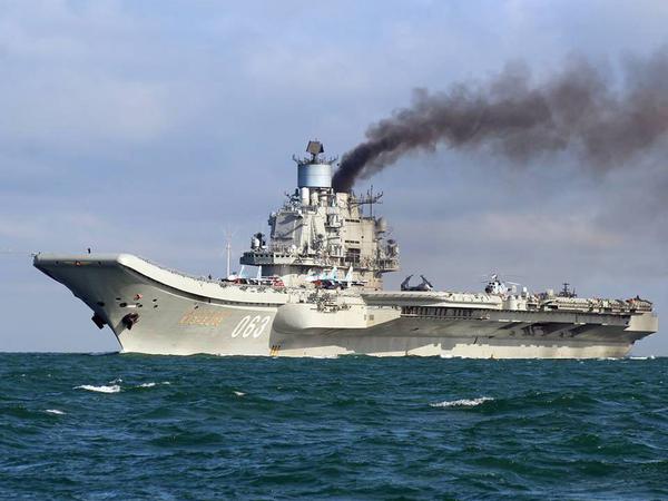 Schwimmender Stützpunkt. Auch vom russischen Flugzeugträger "Admiral Kuznetsow" werden Angriffe geflogen. i