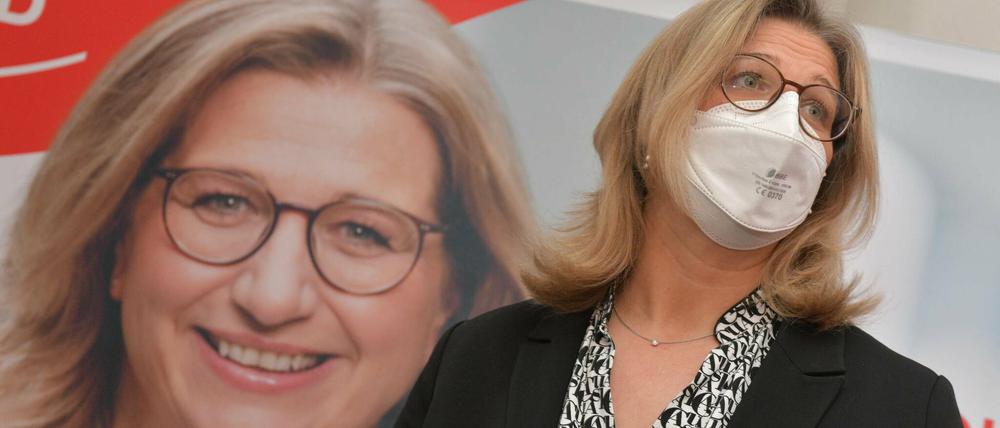SPD-Spitzenkandidatin mit Maske und Werbeplakat: Anke Rehlinger, Wirtschaftsministerin im Saarland.