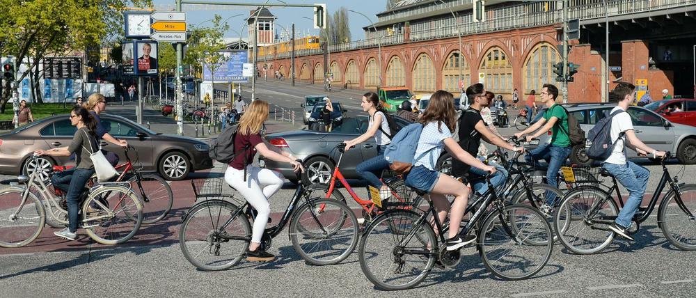 Fahrradfahrer und Autos fahren an der Oberbaumbrücke in Berlin.