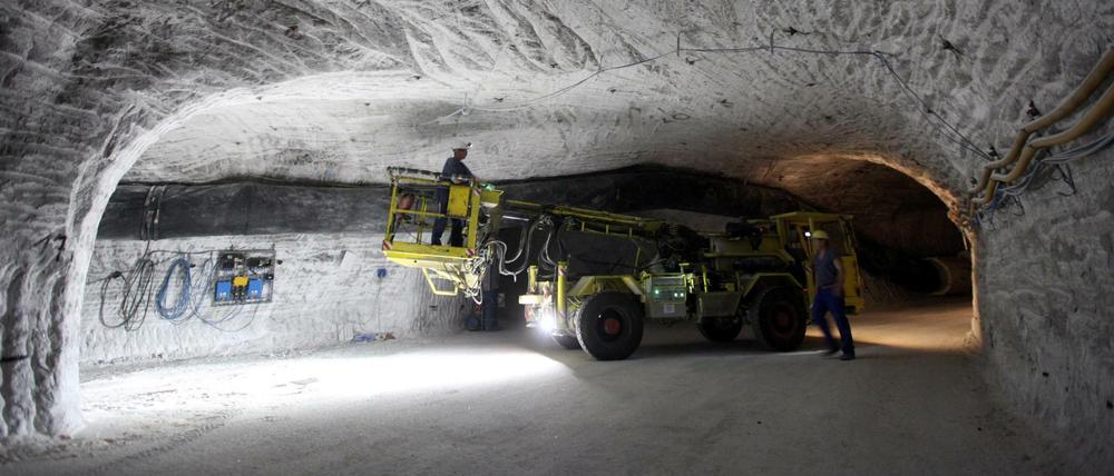 Bergarbeiter sind mit Instandhaltungsarbeiten im Erkundungsbergwerk in Gorleben beschäftigt (Archivbild vom 04.05.2010). 