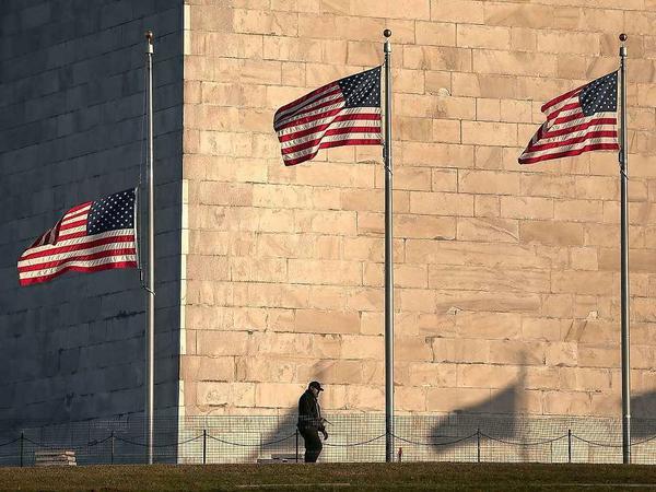 Am Jahrestag des Schulmassakers in der Sandy-Hook-Grundschule hängt eine Fahne in der Hauptstadt Washington auf Halbmast. Obamas Versuche, die schreckliche Liebe der Amerikaner zu ihren Waffen zu brechen, ist bisher an der Waffenlobby gescheitert. 