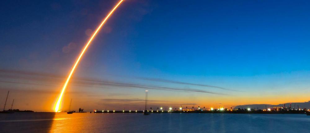 Eine Atlas V Trägerrakete der «United Launch Alliance» startet mit dem Militärsatelliten AEHF-5 an Bord vom Weltraumbahnhof Cape Canaveral.