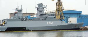 Ein Schiff in der Peene-Werft der Lürssen-Gruppe in Wolgast. Hier wurden bisher Patrouillenboote für Saudi-Arabien produziert.