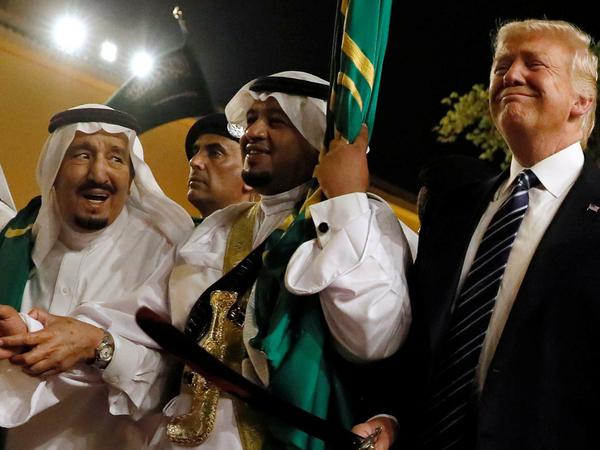 Schwerttanz mit Verbündeten. Donald Trump hält dem saudischen Königshaus die Treue.