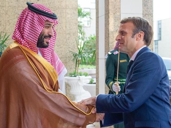 Ein Tabubruch? Frankreichs Präsident zu Besuch beim saudischen Thronfolger bin Salman in Dschidda.
