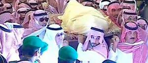 Familienangehörige tragen den Sarg von König Abdullah durch die Moschee in Riad.