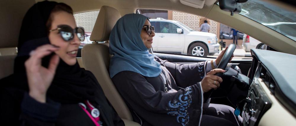 Seit einem Jahr dürfen saudische Frauen einen Führerschein machen, nun haben sie weitere Rechte bekommen. 