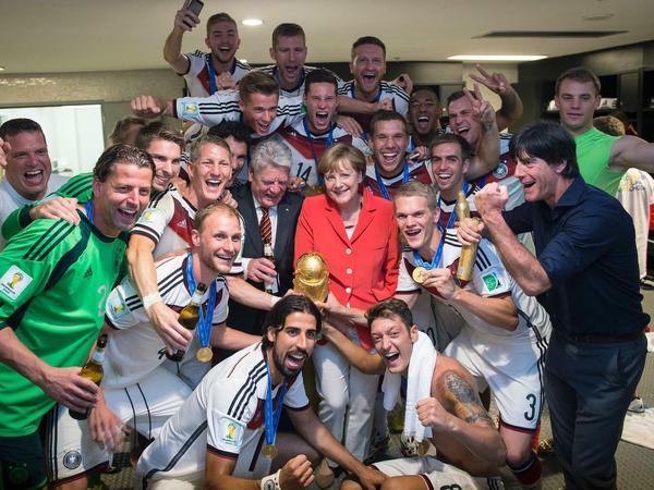 Bild aus besseren Zeiten: Merkel im Kreis der Nationalmannschaft nach dem WM-Gewinn 2014