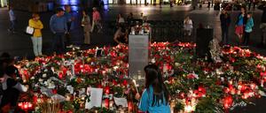 Für die Opfer des Terroranschlags in Halle wurden vor der Marktkirche Kerzen abgestellt.