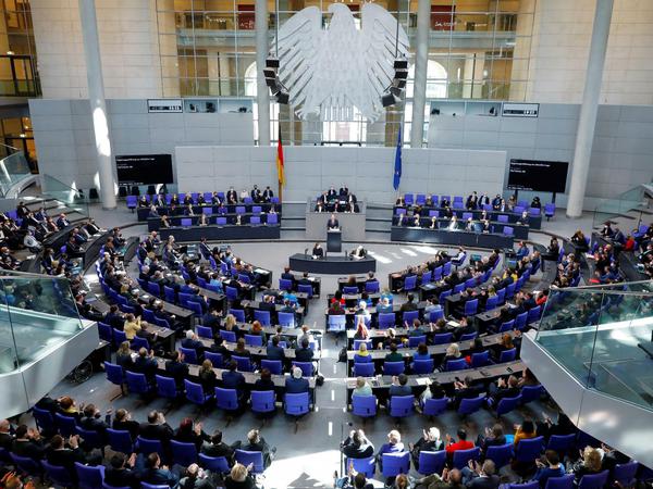 Bundeskanzler Olaf Scholz hat am 27. Februar im Bundestag eine Zeitenwende versprochen: dauerhaft mehr als zwei Prozent vom BIP für die Verteidigung plus ein Sondervermögen von 100 Milliarden Euro, um versäumte Investitionen in Gerät nachzuholen. 