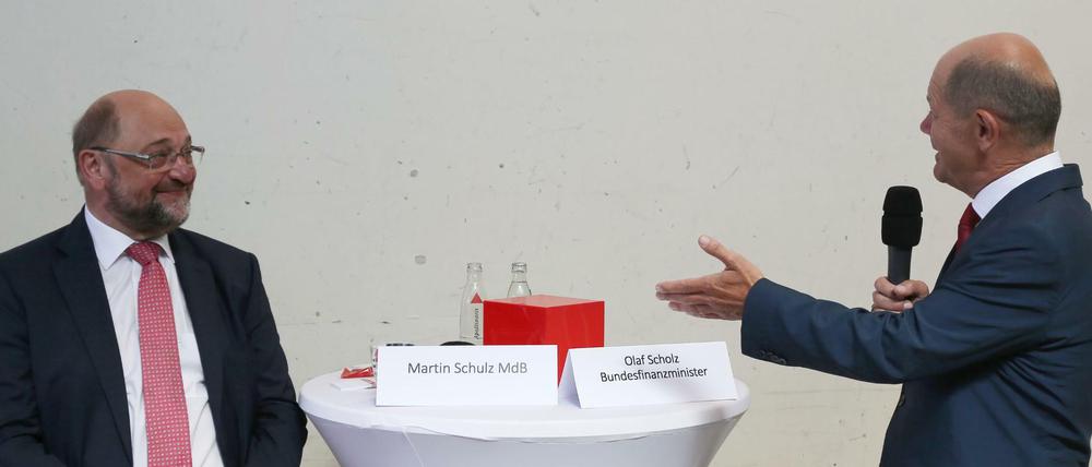 SPD-Kanzlerkandidat Olaf Scholz (re.) zu Besuch in Würselen bei seinem Vorgänger Martin Schulz. 