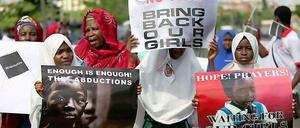 Frauen protestieren gegen die Entführungen.
