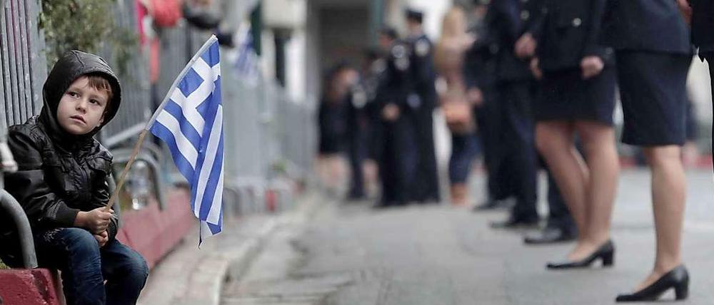 In Griechenland, hier ein Junge bei einer Schulparade in Athen, ist die Kinderarmut dramatisch gestiegen.