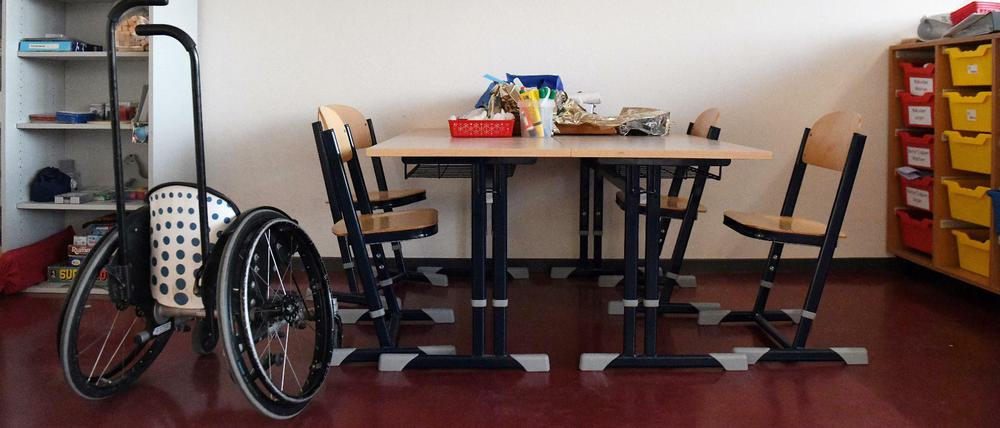  Ein Rollstuhl steht in einem Klassenraum. 
