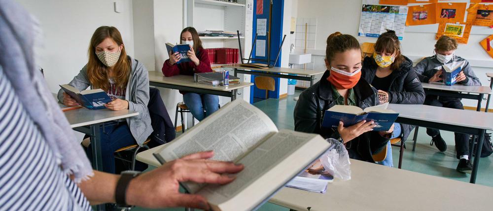 Maske auf und Bücher raus: Das dürfte - ein Teil der - Schulwirklichkeit sein, wenn die Schulen wieder öffnen.
