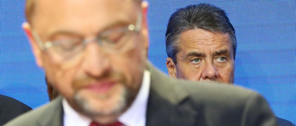 Martin Schulz nach Veröffentlichung der Hochrechnungen des Ausgangs der Bundestagswahl 2017. Hinter ihm Sigmar Gabriel.