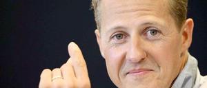 Ex-Formel-1-Weltmeister Michael Schumacher verlässt die Klink.