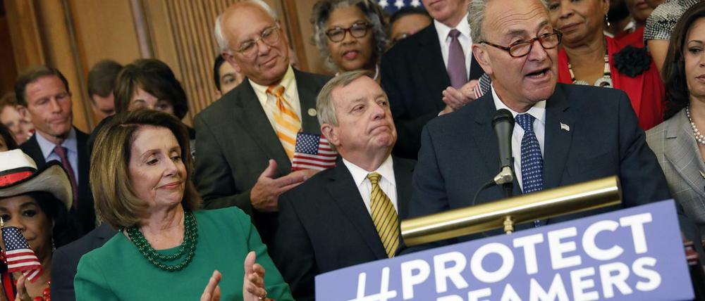 Die US-Demokraten Chuck Schumer (am Mikrofon) und Nancy Pelosi (links) 
