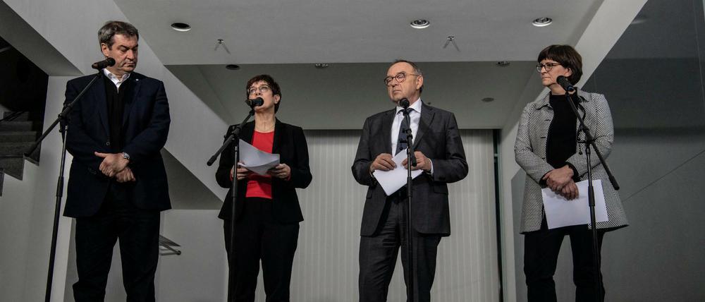 Die Parteivorsitzenden der CSU, der CDU und der SPD sprechen nach einer Sitzung des Koalitionsausschusses mit Journalisten. 