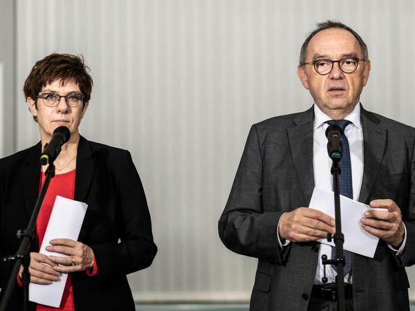 Die Sitzung war lang: CDU-Chefin Annegret Kramp-Karrenbauer und der SPD-Vorsitzende in der Nacht zu Donnerstag bei ihrem Pressestatement.