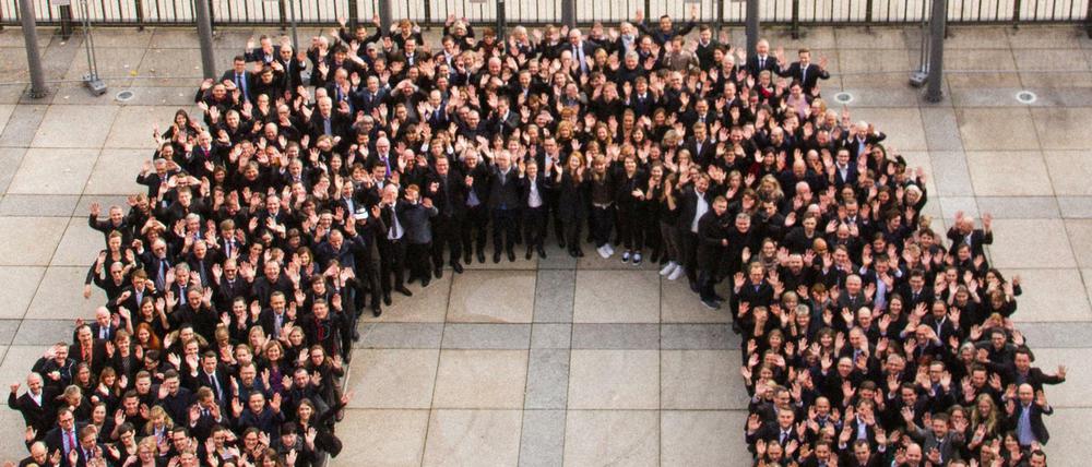 Rund 400 Beschäftigte des Bundesfinanzministeriums bilden am 13.10.2017 eine menschliche "schwarze Null" für den scheidenden Bundesfinanzminister Wolfgang Schäuble 