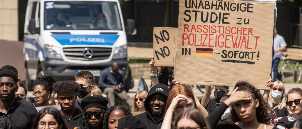 People of Color im Blickfeld der Polizei - dagegen gab es Protest, unter anderem in Düsseldorf.