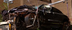 Der bei einem Verkehrsunfall in Berlin-Mitte zerstörte SUV wird auf einen Abschleppwagen gehoben. 
