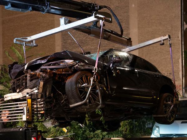 Der bei einem Verkehrsunfall in Berlin-Mitte zerstörte SUV wird auf einen Abschleppwagen gehoben. 