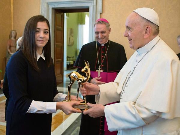 Die geflüchtete Syrerin und Olympia-Schwimmerin Yusra Mardini trifft Papst Franziskus. 