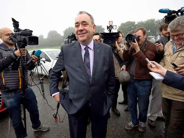Der schottische Ministerpräsident Alex Salmond spricht während der Stimmabgabe mit Reportern.