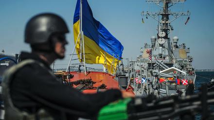 Eine ukrainische Fregatte und der US-Zerstörer Donald Cook während einer Übung. Der Westen bildet ukrainische Soldaten aus. Und damit auch radikal Gesinnte. 