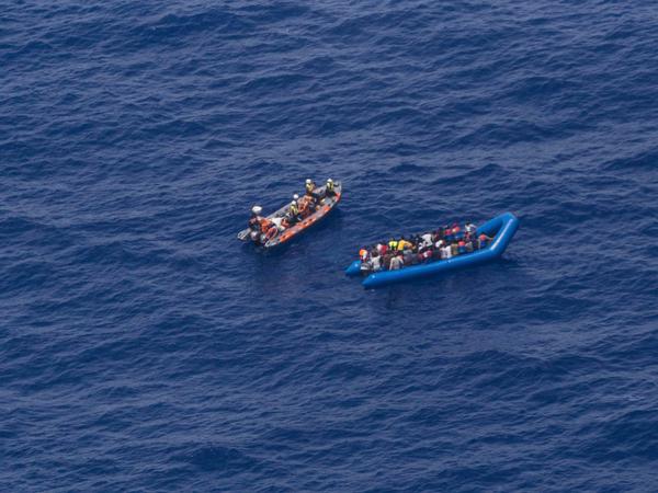 Aktivisten der deutschen Hilfsorganisation Sea-Watch retten Migranten vor der libyschen Küste. 