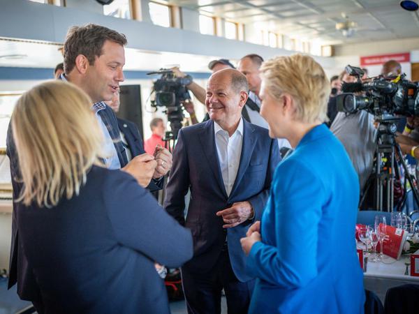 Kanzler Scholz im Gespräch mit SPD-Chef Klingbeil, Innenministerin Faser und Ministerpräsidentin Schwesig