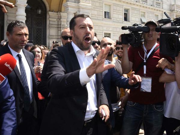 Matteo Salvini, italienischer Innenminister, redet mit Journalisten.