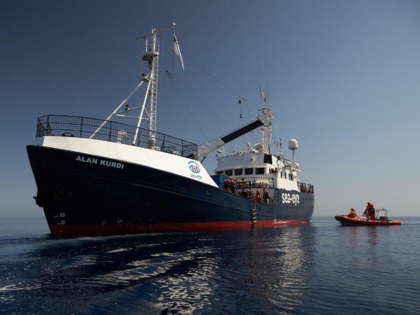  Dieses von der Seenotrettungsorganisation Sea-Eye zur Verfügung gestellte Foto zeigt das Seenotrettungsschiff „Alan Kurdi“.