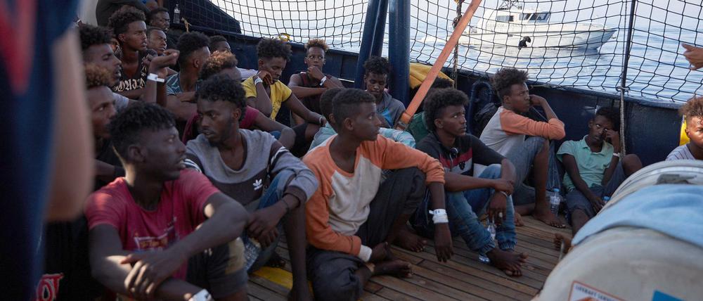 Flüchtlinge an Bord des Seenotrettungsschiffs „Alan Kurdi“. 